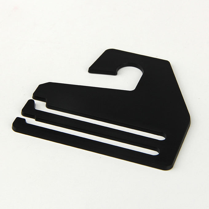 Cintres en plastique noirs faits sur commande de lien de picoseconde de 6.1*7.4CM avec le logo